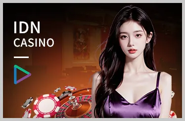 Bàn Poker với các lá bài và chip của người chơi