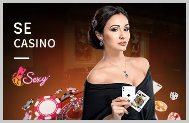 Bàn Blackjack với các lá bài và chip cược